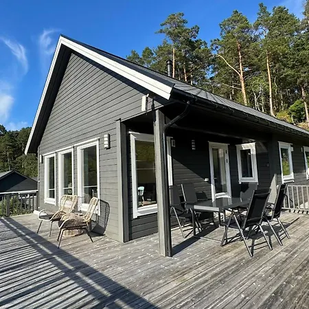 By The With 3 Bedrooms *