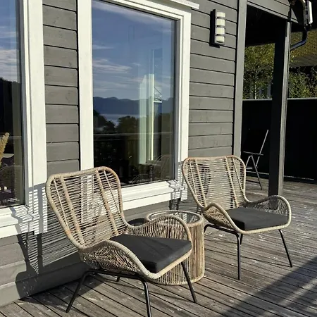 By The With 3 Bedrooms Nyaraló