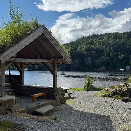 By The With 3 Bedrooms Nyaraló