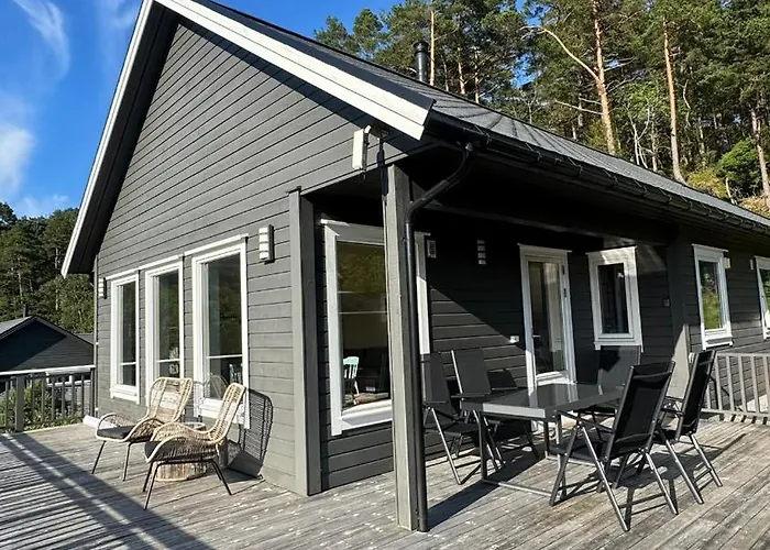 By The With 3 Bedrooms *